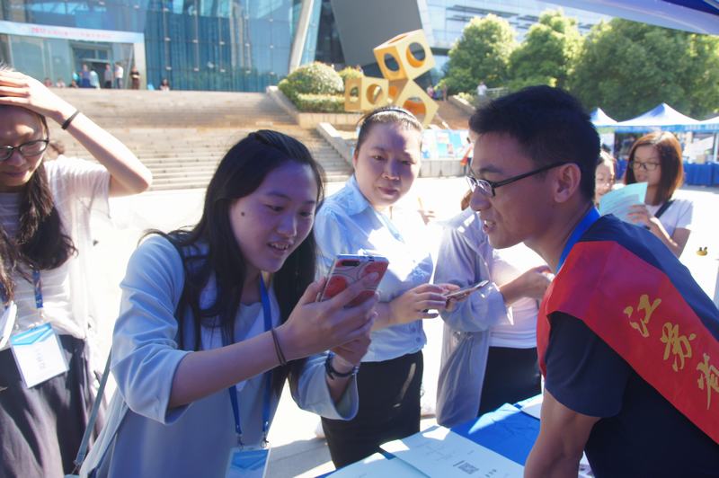 江苏省力学学会“拉家常 学力学”科普宣传活动在2017全国科普日江苏主场进行