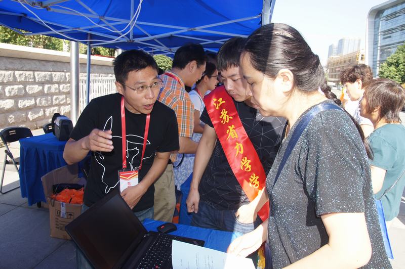 江苏省力学学会“拉家常 学力学”科普宣传活动在2017全国科普日江苏主场进行